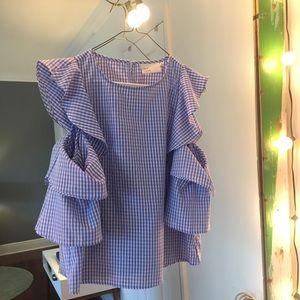 Cold shoulder top with big ruffles.